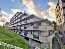 JR・地下鉄ブルーライン「戸塚」駅徒歩14分の利便性ある立地です。