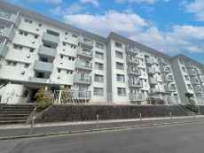 爽やかな青空の下に贅沢なほどに降り注ぐ陽光、豊かな居住性と、クオリティが見事に調和した住空間は、住まうことの喜びを感じさせてくれ