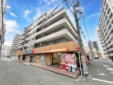 マンション外観。生活利便性に優れた立地環境。