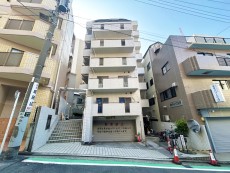 マンション外観。生活利便性に優れた立地環境。