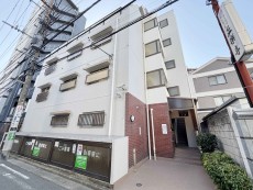 マンション外観。生活利便性に優れた立地環境。