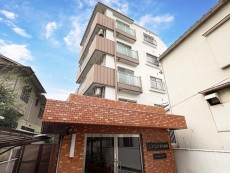 マンション外観。生活利便性に優れた立地環境。