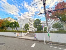 マンション外観。生活利便性に優れた立地環境。