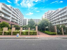 爽やかな青空の下に贅沢なほどに降り注ぐ陽光、豊かな居住性と、クオリティが見事に調和した住空間は、住まうことの喜びを感じさせてくれ