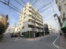 爽やかな青空の下に贅沢なほどに降り注ぐ陽光、豊かな居住性と、クオリティが見事に調和した住空間は、住まうことの喜びを感じさせてくれ