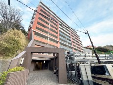 爽やかな青空の下に贅沢なほどに降り注ぐ陽光、豊かな居住性と、クオリティが見事に調和した住空間は、住まうことの喜びを感じさせてくれ