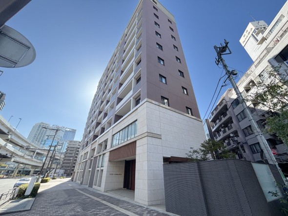 爽やかな青空の下に贅沢なほどに降り注ぐ陽光、豊かな居住性と、クオリティが見事に調和した住空間は、住まうことの喜びを感じさせてくれ