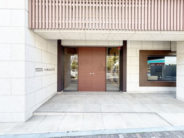 お客様をお迎えする玄関は落ち着いた雰囲気。帰り着くたびに洗練されたテイストの空間に迎えられ誇りと喜びを感じる玄関まわりです。