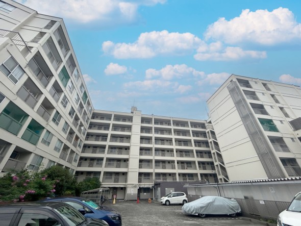 爽やかな青空の下に贅沢なほどに降り注ぐ陽光、豊かな居住性と、クオリティが見事に調和した住空間は、住まうことの喜びを感じさせてくれ