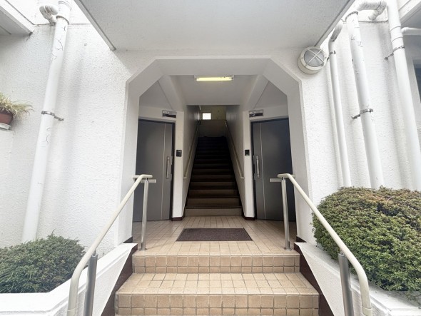 お客様をお迎えする玄関は落ち着いた雰囲気。帰り着くたびに洗練されたテイストの空間に迎えられ誇りと喜びを感じる玄関まわりです。