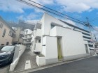 マンション外観。生活利便性に優れた立地環境。