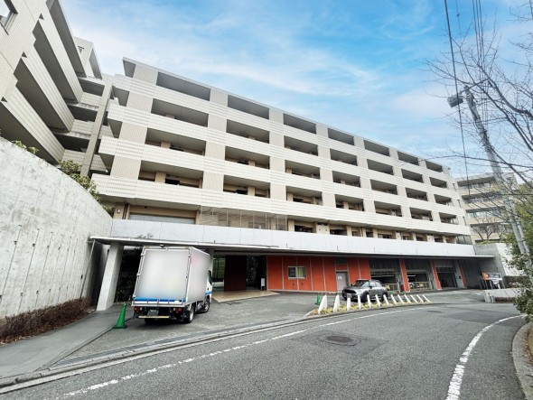 緑豊かな高台に立地するマンション外観