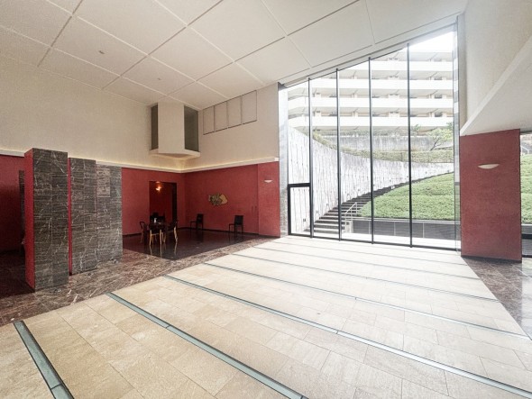 広いロビーで待ち合わせにも最適