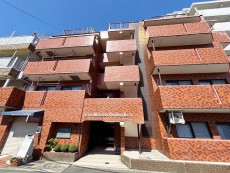 マンション外観。生活利便性に優れた立地環境。