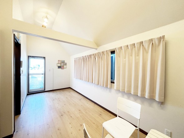 洋室5.3帖。フローリングの部屋は清潔感があり、日々のお掃除も楽で助かります。