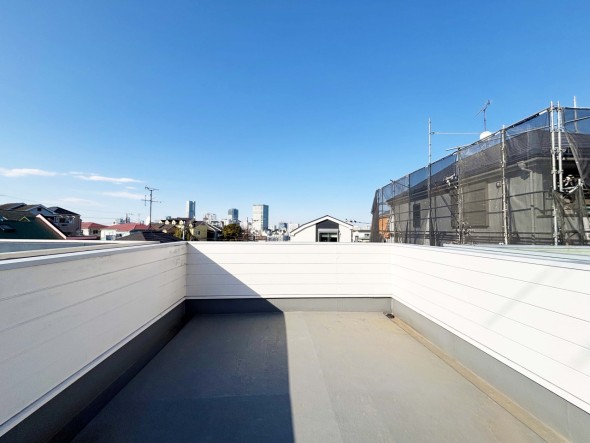 気持ちのいい空が見渡せる広い屋上バルコニー。