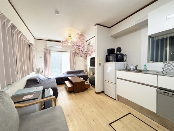 LDK10.5帖。のびのびとくつろげるリビングはコミュニケーションの場として、みんなが集まる一番の場所に。