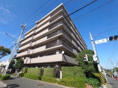 スーパー隣接でお買い物に便利な立地のマンションです。