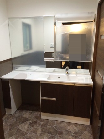 十分な大きさの洗面台は、身だしなみチェックや歯磨きなど、朝の慌ただしい時間でも余裕とゆとりを感じて頂けます。