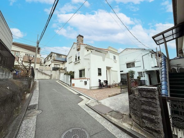 周辺は閑静な住宅街につき落ち着いた環境です。