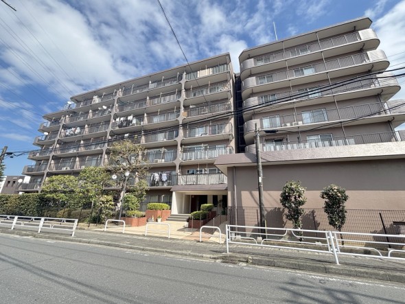 爽やかな青空の下に贅沢なほどに降り注ぐ陽光、豊かな居住性と、クオリティが見事に調和した住空間は、住まうことの喜びを感じさせてくれ