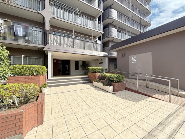 お客様をお迎えする玄関は落ち着いた雰囲気。帰り着くたびに洗練されたテイストの空間に迎えられ誇りと喜びを感じる玄関まわりです。