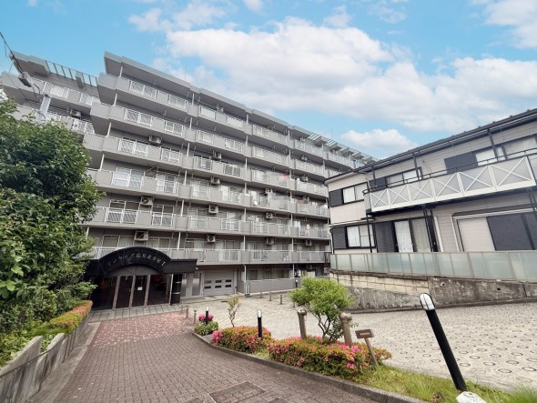 爽やかな青空の下に贅沢なほどに降り注ぐ陽光、豊かな居住性と、クオリティが見事に調和した住空間は、住まうことの喜びを感じさせてくれ