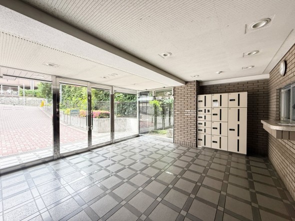 お客様をお迎えする玄関は落ち着いた雰囲気。帰り着くたびに洗練されたテイストの空間に迎えられ誇りと喜びを感じる玄関まわりです。