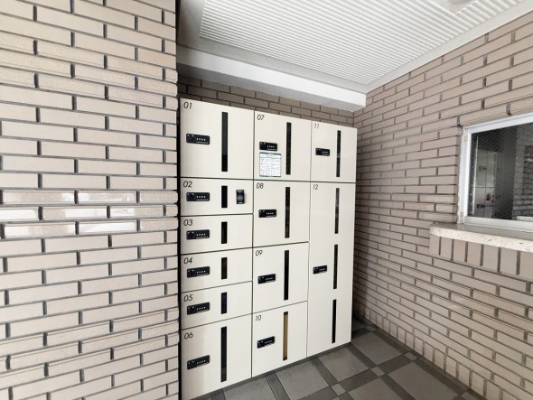 宅配ボックスがあるためご不在時であってもお帰りの際に大きな荷物をお受け取りいただけます。