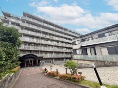 爽やかな青空の下に贅沢なほどに降り注ぐ陽光、豊かな居住性と、クオリティが見事に調和した住空間は、住まうことの喜びを感じさせてくれ