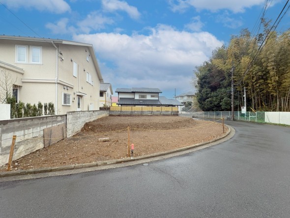 とても開放感ある土地です！日当たりの良さが外観からも伝わります！