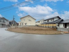 建築条件なしの売地です。お好きなハウスメーカーで建築していただけます。