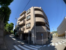 爽やかな青空の下に贅沢なほどに降り注ぐ陽光、豊かな居住性と、クオリティが見事に調和した住空間は、住まうことの喜びを感じさせてくれ